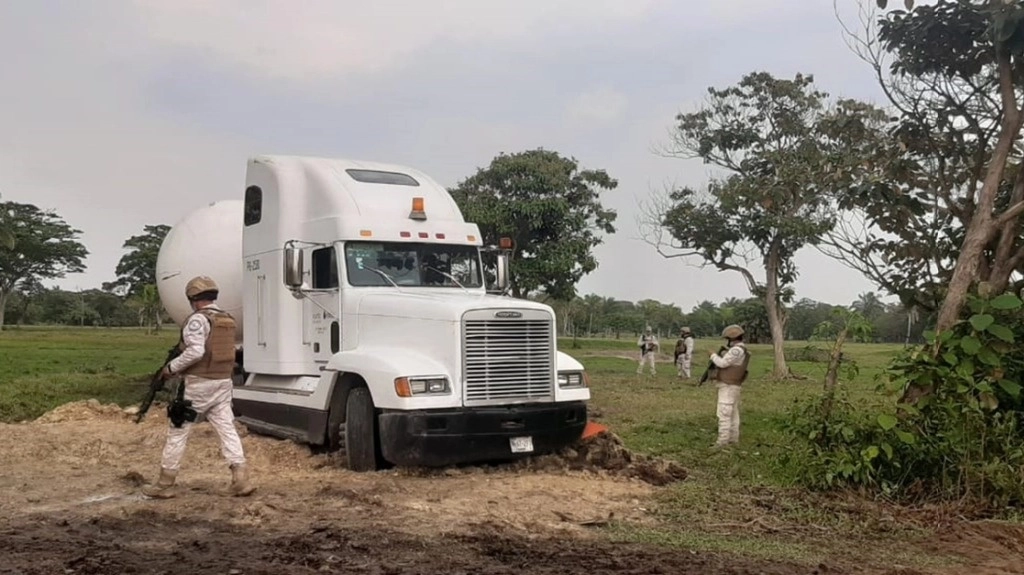 Cerca de 50 mil litros de combustible fueron asegurados por elementos de la Fiscalía General de la República en diferentes operativos, sobre la carretera a Saltillo, municipio de Santa Catarina. Foto cortesía Sedena / Archivo
