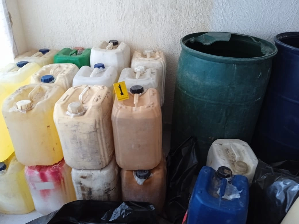 Durante el cateo a una casa en Tlajomulco se encontraron 100 bidones y 12 tambos de 200 litros de gasolina. Foto La Jornada