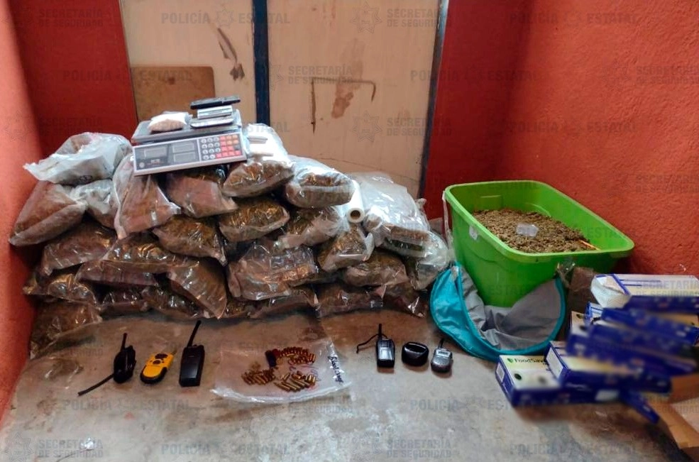 En uno de los inmuebles cateados en el Estado de México se decomisaron envoltorios de yerba con características de la mariguana. Foto FGJEM