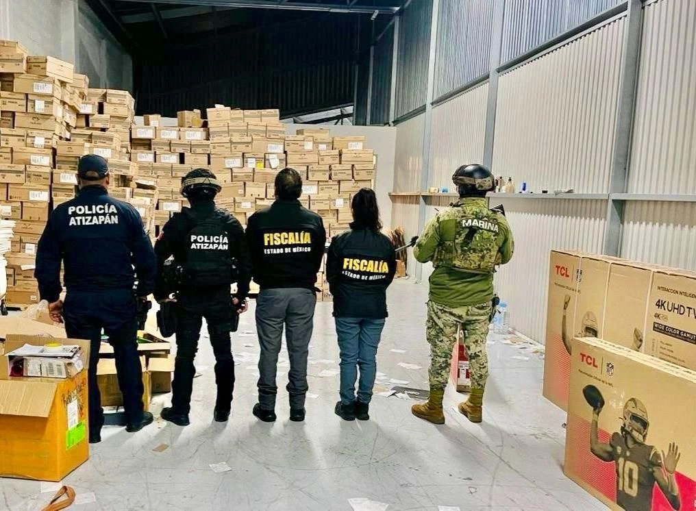 Personal de la Semar y la Fiscalía de Edomex decomisaron mercancía valuada en 9 mdp hallada en un inmueble de Atizapán. Foto Alcaldía de Atizapán de Zaragoza 
