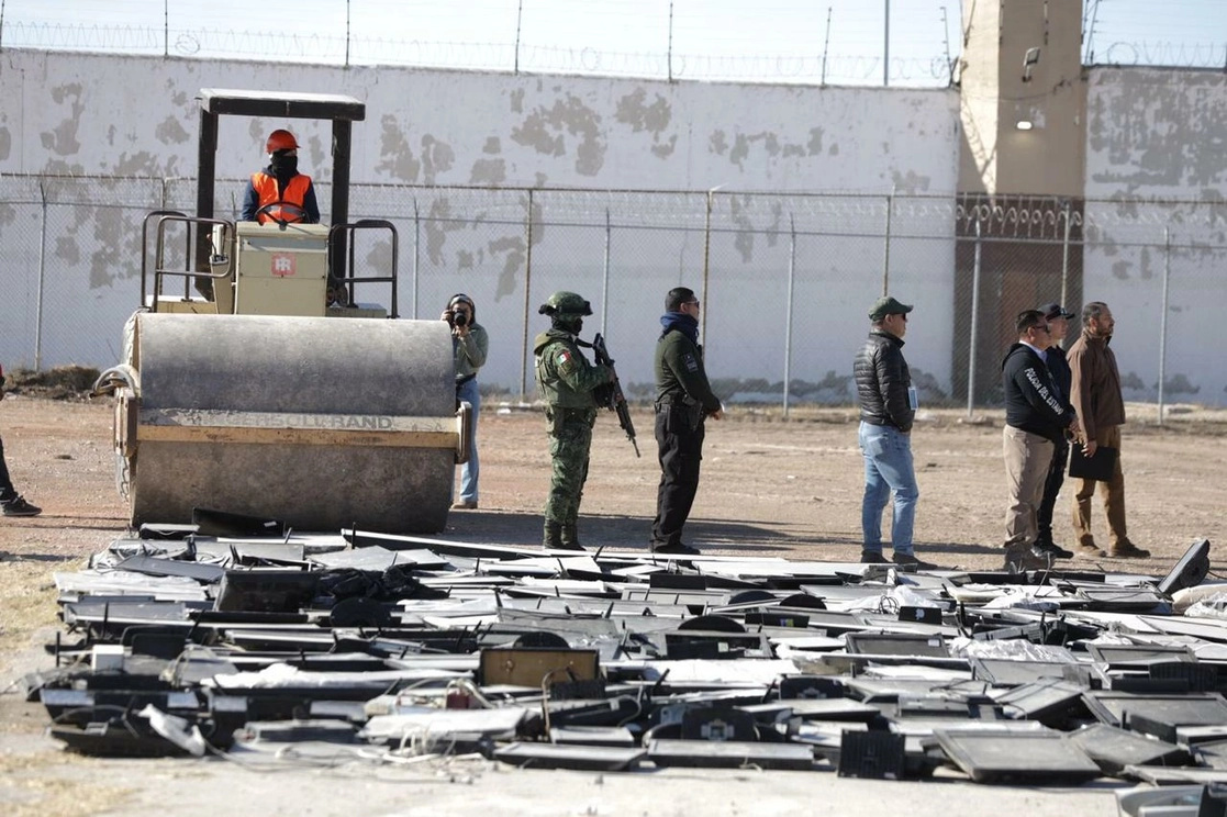 Los objetos decomisados fueron destruidos con una aplanadora y un trascabo este lunes. Foto cortesía SSPM Juárez