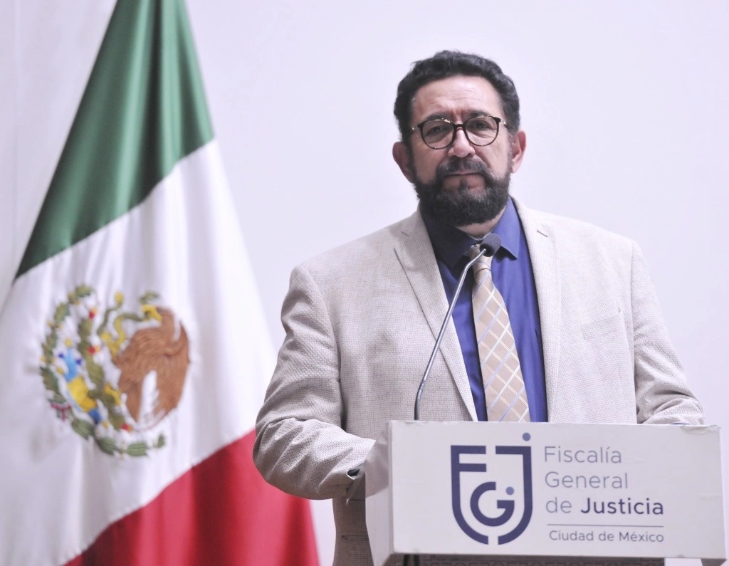 La detención de un vehículo color blanco modificado alertó a policías de la ciudad que iniciaron una investigación a través del seguimiento del vehículo, detalló Pablos Vázquez, quien indicó que se realizaron tareas de inteligencia que les permite ubicar los predios para llevar a cabo las órdenes de canteo.
Foto @UlisesLaraLopez