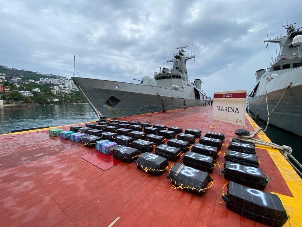La Semar localizo paquetes que contenían ladrillos de presunta cocaína flotando en altamar al su de Acapulco. Foto Semar