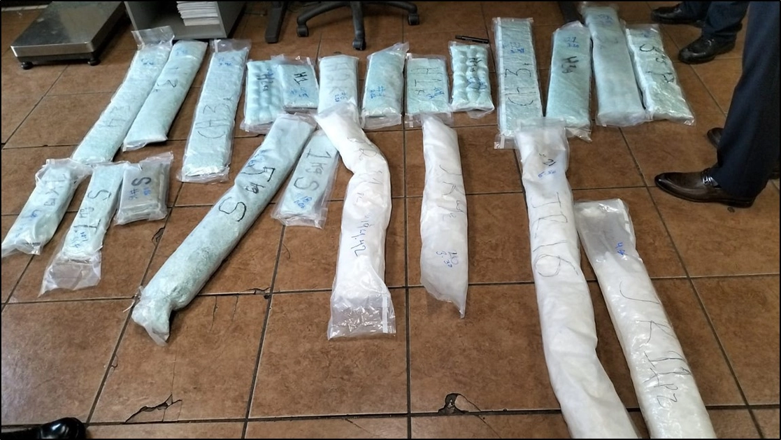 En la camioneta había bolsas de plástico que contenían pastillas de color azul, característico del fentanilo. Foto cortesía Sedena