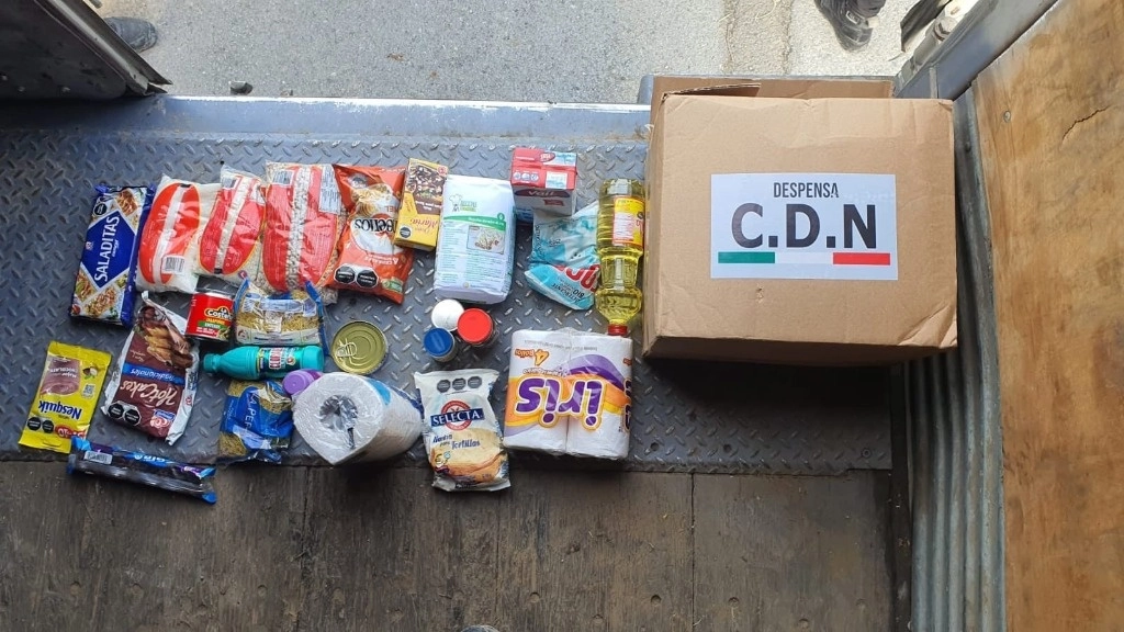 La policía de Nuevo León detuvo a un tractocamión que transportaba despensas con el rótulo "Cártel del Noreste". Foto tomada de la red social X @GerardoPPmanes
