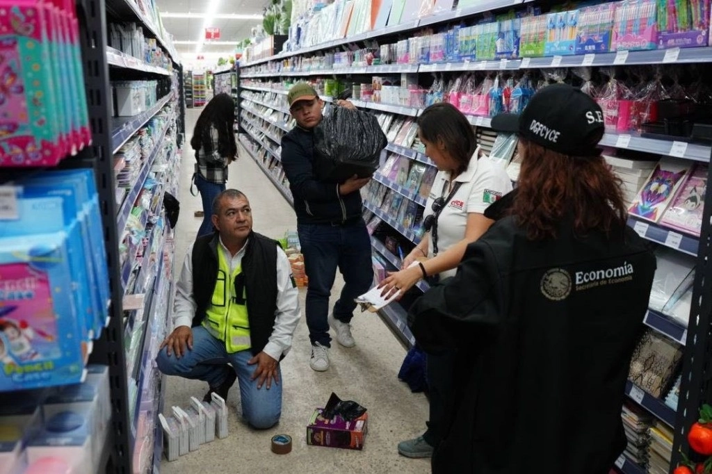 Personal de la Secretaría de Economía, ayer, durante las acciones del Operativo Limpieza en Hermosillo, Sonora, donde alrededor de un millón de artículos de procedencia ilícita y de origen asiático fueron confiscados. Foto 'La Jornada'