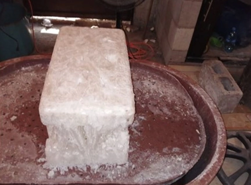 Elementos del Ejército y de la FGR aseguraron en Culiacán más de mil 160 litros de precursores químicos para la elaboración de fentanilo, 43 kilos de la misma droga y 40 kilos de metanfetamina, así como una bodega en la que se procesaba y empaquetaban los narcóticos. Foto cortesía Sedena