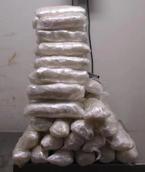 gentes estadunidenses decomisaron 234 kilogramos de metanfetamina que se encontraba oculta entre muebles de madera procedentes de Mexicali. Foto @CBP