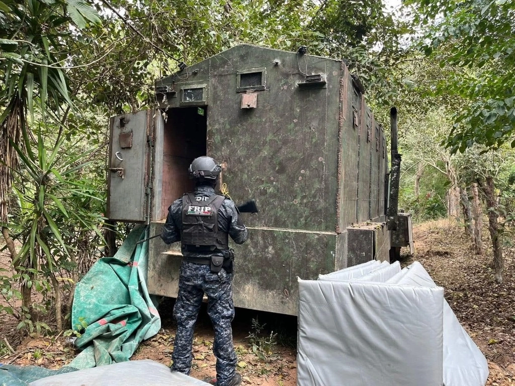 Fuerzas estatales y federales catearon en Frontera Comalapa cinco ranchos y casas de seguridad, donde liberaron a ocho secuestrados, incautaron vehículos monstruos (en la imagen), 24 unidades automotrices y detuvieron a tres personas. Foto tomada de redes 