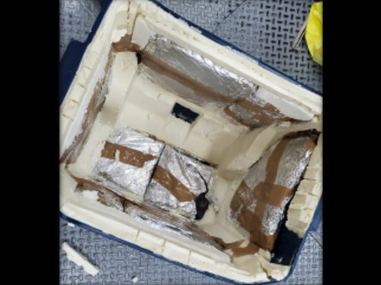 El decomiso de la droga se realizó en el Aeropuerto Intercontinental de Querétaro cuando agentes federales llevaron a cabo una inspección en la bodega de una empresa de mensajería y paquetería. Foto tomada del Twitter de @SEDENAmx