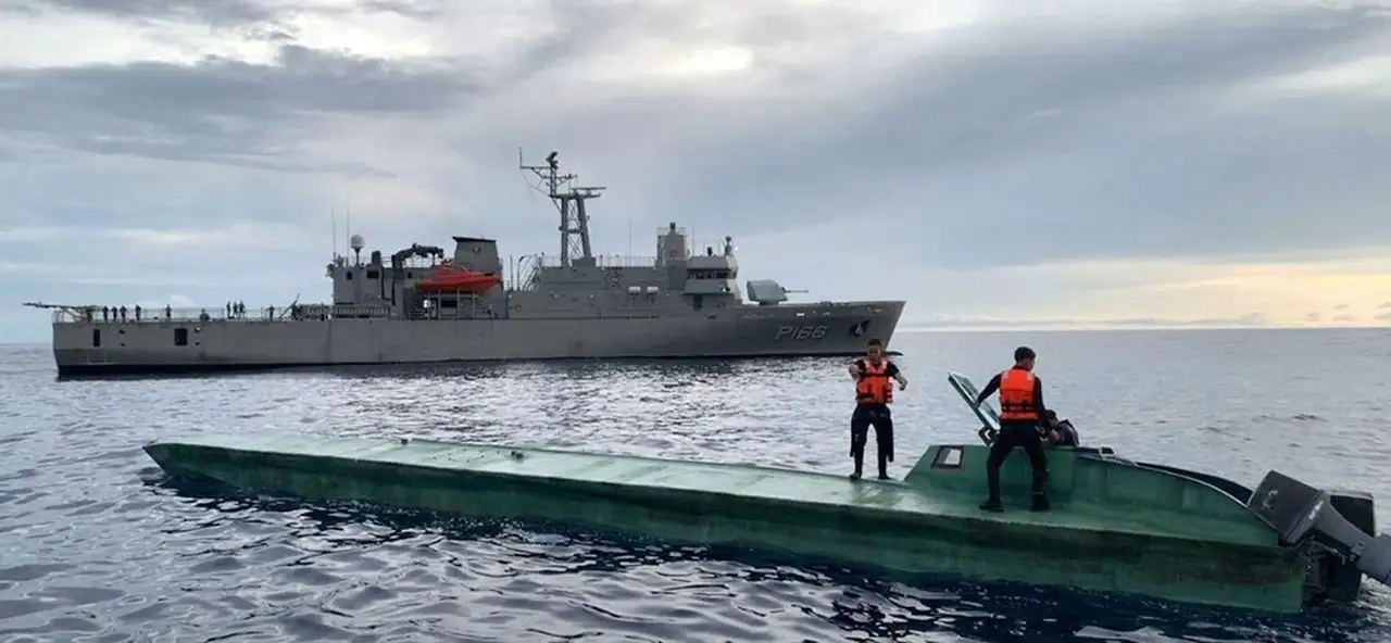 Efectivos navales interceptaron en costas de Guerrero una embarcación sumergible y a tres sujetos que transportaban el equivalente a más de 7 millones de dosis y 846 millones de pesos. Foto 