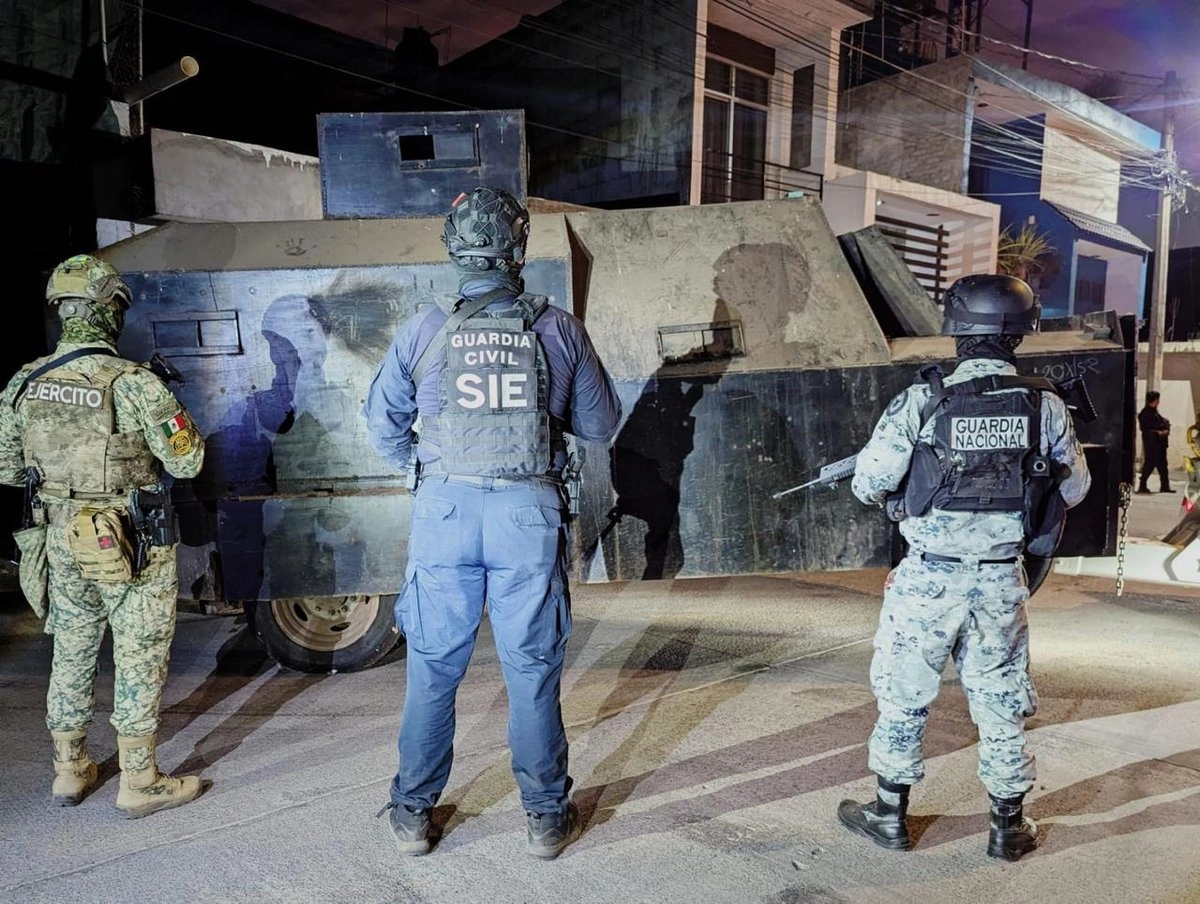 Elementos de seguridad federal y estatal aseguraron en Los Reyes dos vehículos, uno de ellos tipo “monstruo”, con blindaje artesanal. Foto SSP Michoacán