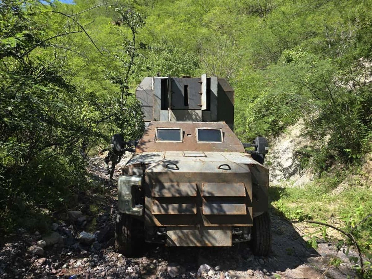 Se arrestó a un hombre quien conducía un automóvil Nissan Altima modelo 2018, también robado, y se le decomisó un arma de fuego corta tipo revólver calibre .38 con cinco cartuchos útiles. Foto
