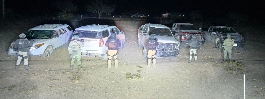 Efectivos del Ejército Mexicano y personal de la Guardia Nacional aseguraron, en dos municipios del estado de Chihuahua, siete vehículos, armas de alto poder, cargadores y cartuchos pertenecientes a la delincuencia organizada. Foto cortesía Defensa
