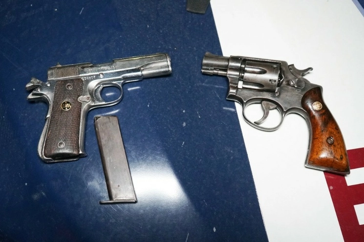 Armas de fuego decomisadas  durante operativo en Ecatepec. Foto La Jornada 