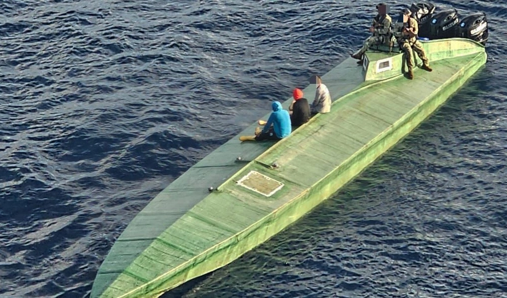 Una embarcación semisumergible y cinco con motores fuera de borda, así como 11 mil 752 kilos de cocaína, fueron asegurados por la Secretaría de Marina sólo en lo que va de octubre. El viernes pasado detuvo además a 23 personas en un solo operativo frente a las costas de Guerrero y Michoacán. Foto Semar 