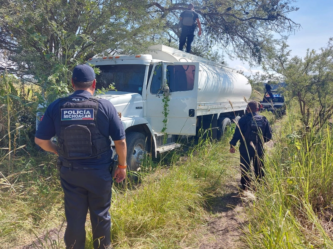 El pasado 9 de octubre, agentes de la SSP de Michoacán decomisaron una pipa con más de 40 mil litros de gasolina extraída por ‘huachicoleros’, quienes la abandonaron entre la maleza en el municipio de Cuitzeo. Foto cortesía SSP Michoacán