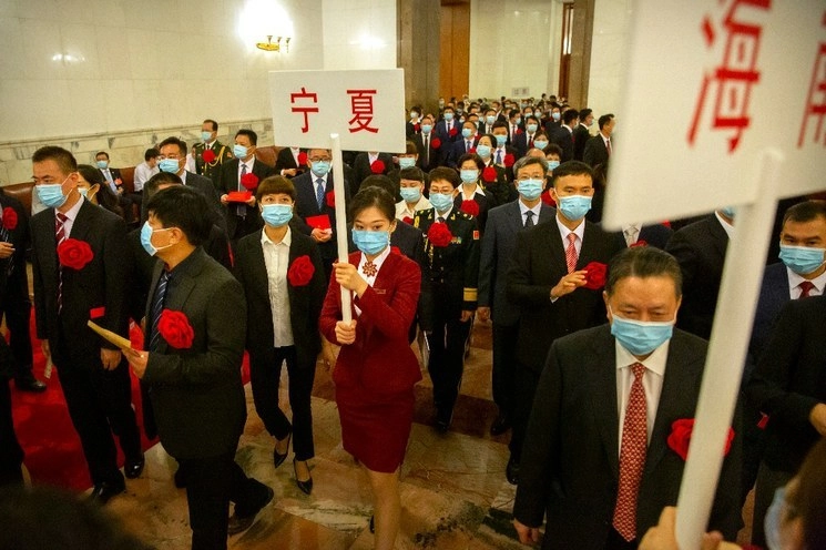 La excepción fue China. El país donde se detectaron los primeros casos de Covid-19 en diciembre creció 11.5 por ciento en el segundo trimestre de 2020. En la imagen, homenaje al personal sanitario chino en el Gran Palacio del Pueblo en Pekín. Foto Ap
