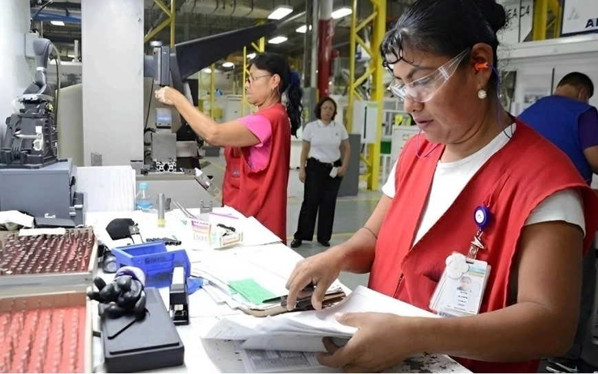 Las horas trabajadas aumentaron 0.3 por ciento a tasa mensual, luego de dos meses de caídas. Foto Cristina Gómez Lima / Archivo