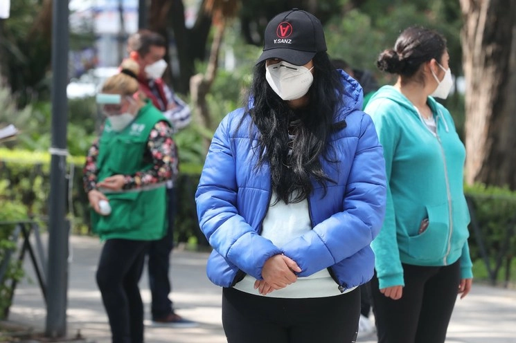 Personas caminan por calles de la CDMX este 14 de agosto de 2020. Foto José Antonio López