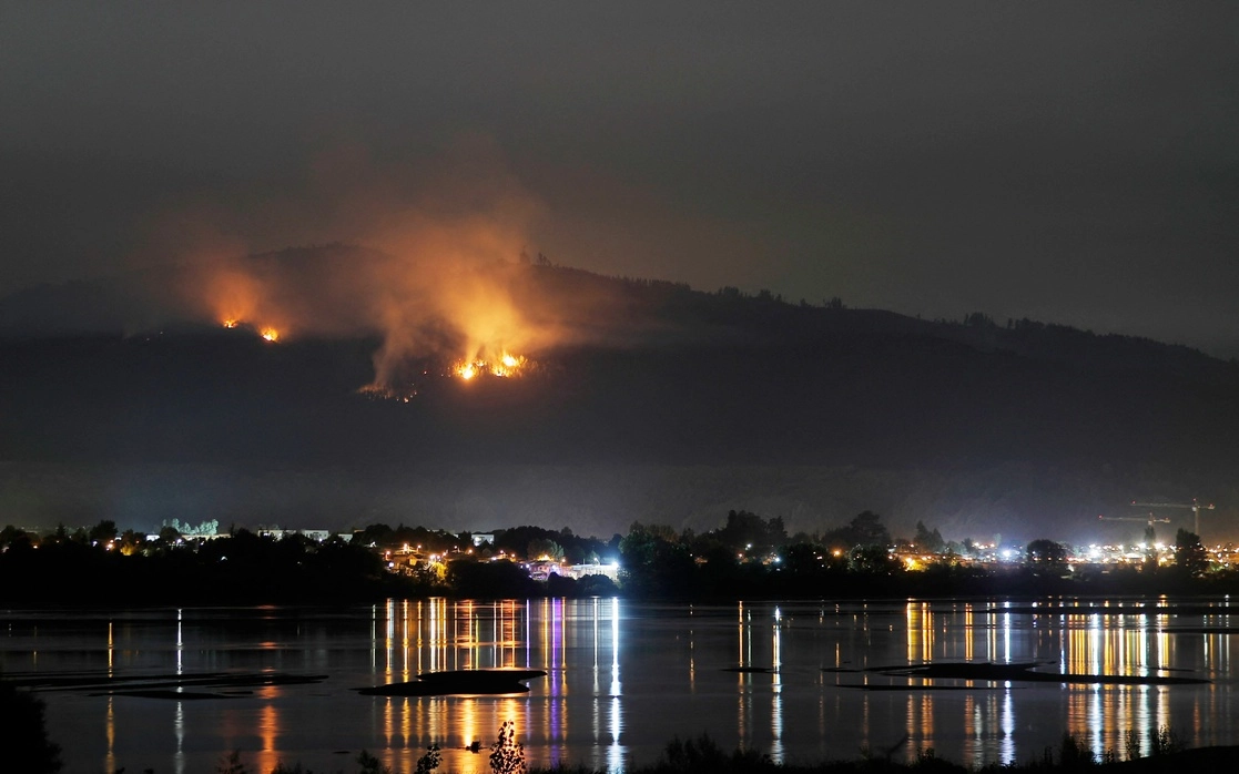 Un incendio forestal se aproxima a la ciudad de Chiguayante, en la provincia chilena de Concepción, el 9 de febrero de 2023. Foto Afp 