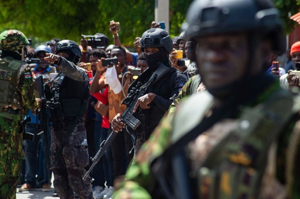 Fuerzas militares kenianas patrullan las cercanías del Palacio Nacional de Haití, ubicado en la capital Puerto Príncipe. Foto Afp 