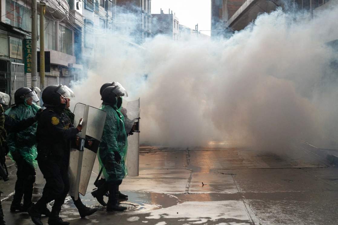 Policías antidisturbios se enfrentaron ayer contra manifestantes en Puno, Perú. Foto Afp 