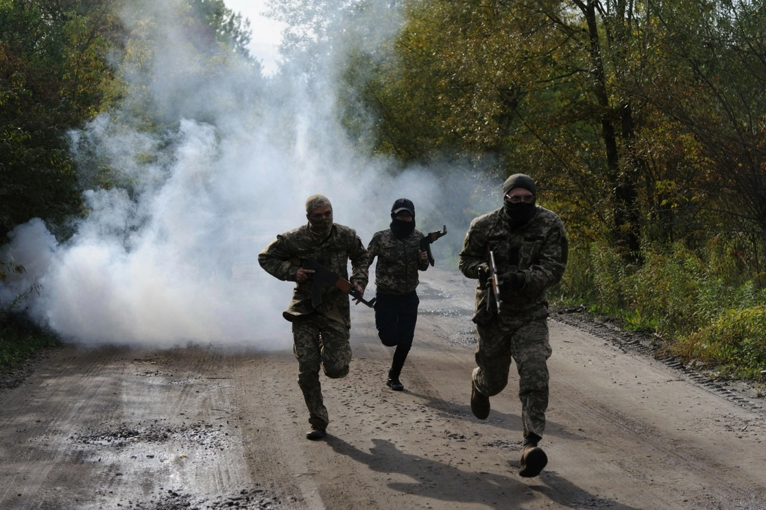 Civiles ucranios participan en entrenamientos militares en Lviv. Foto Ap 



