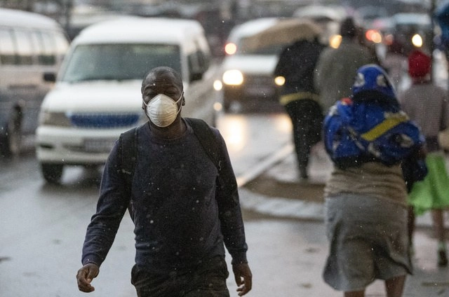 Un hombre con cubrebocas camina en la calle en Tembisa, al este de Johannesburgo, Sudáfrica, el lunes 23 de marzo de 2020. Foto  Ap