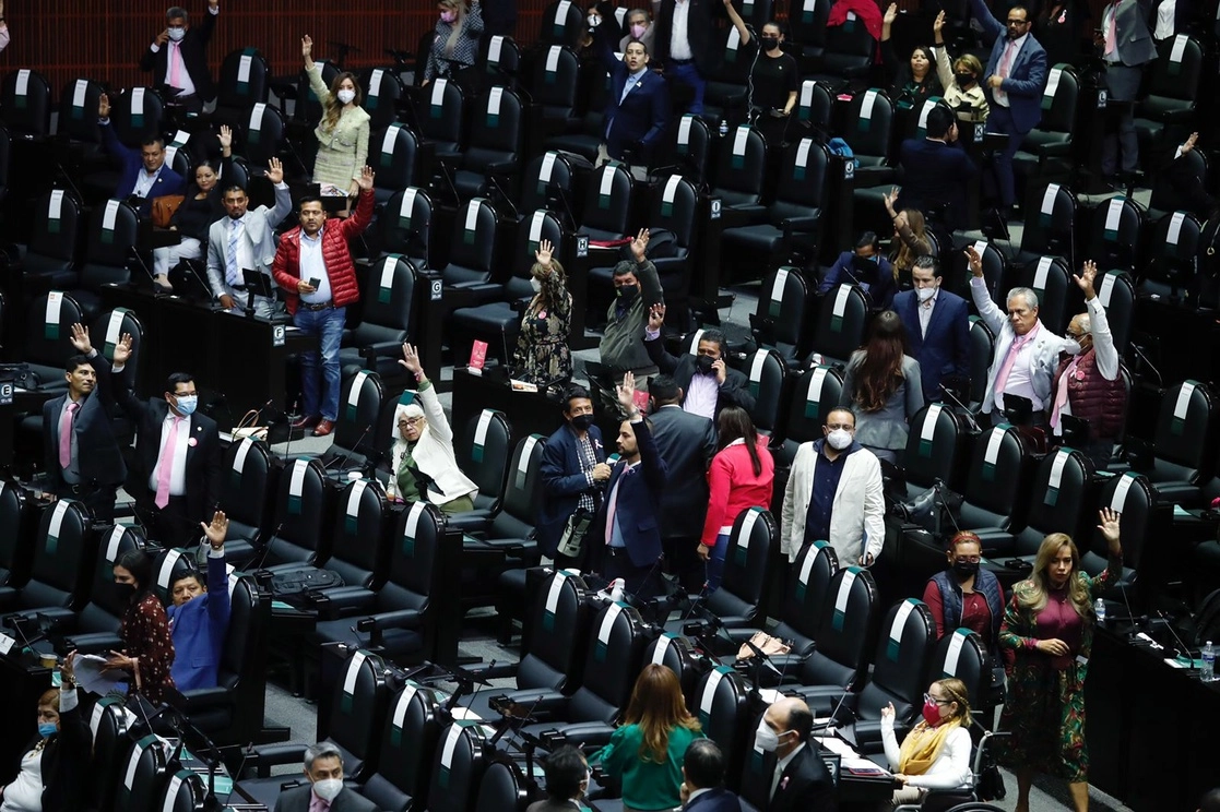 Diputados de Morena emiten su voto durante la sesión ordinaria en la que se discute la miscelánea fiscal 2022, en la Ciudad de México, ayer 19 de octubre de 2021. Foto Cristina Rodríguez