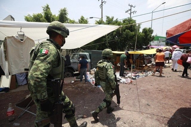 Efectivos del Ejército durante acciones de vigilancia en un tianguis de la alcaldía de Iztapalapa. Foto Alfredo Domínguez / Archivo