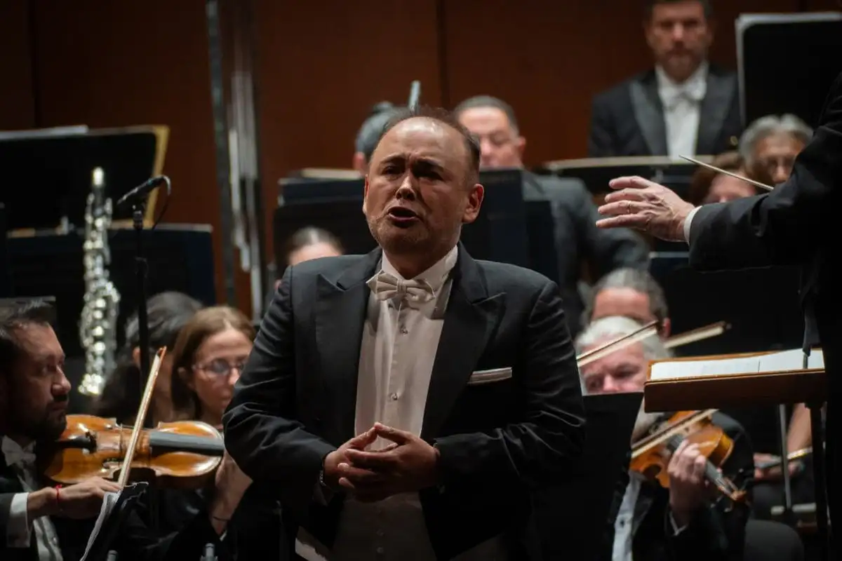 Acompañado por la Orquesta Sinfónica de Xalapa (OSX) y el director Martin Lebel, el tenor ofreció un programa que viajó de Agustín Lara a Verdi, de la ópera francesa al repertorio español, en un diálogo entre orquesta y voz que mantuvo en vilo a los asistentes.  Foto