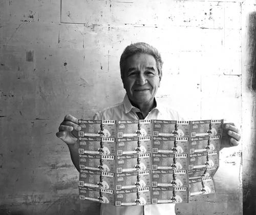 Hace un año, la Lotenal ya tenía planeado festejar el aniversario 70 del fotógrafo, que se cumplió en 2020, pero se pospuso por la pandemia, por lo que para él fue una sorpresa ver su cara en los billetes del sorteo especial 250, que se celebrará el 30 de junio. Foto María Luisa Passarge