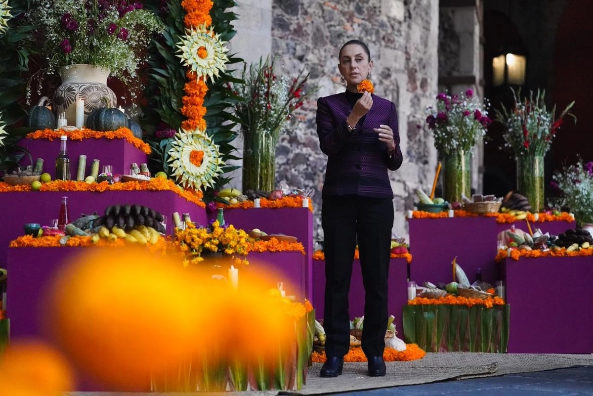 “La ofrenda en Palacio Nacional se llena de flores, colores, canto y fuego. Cada pétalo de cempasúchil marca el camino de regreso para aquellas mujeres que sembraron vida en su paso por la tierra”, señaló Claudia Sheinbaum. Foto 