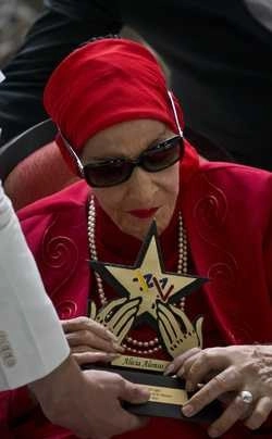 En imagen de archivo, Alicia Alonso, recibió el reconocimiento por toda su obra en la danza en el Instituto de la Música Latina en La Habana. Foto Ap