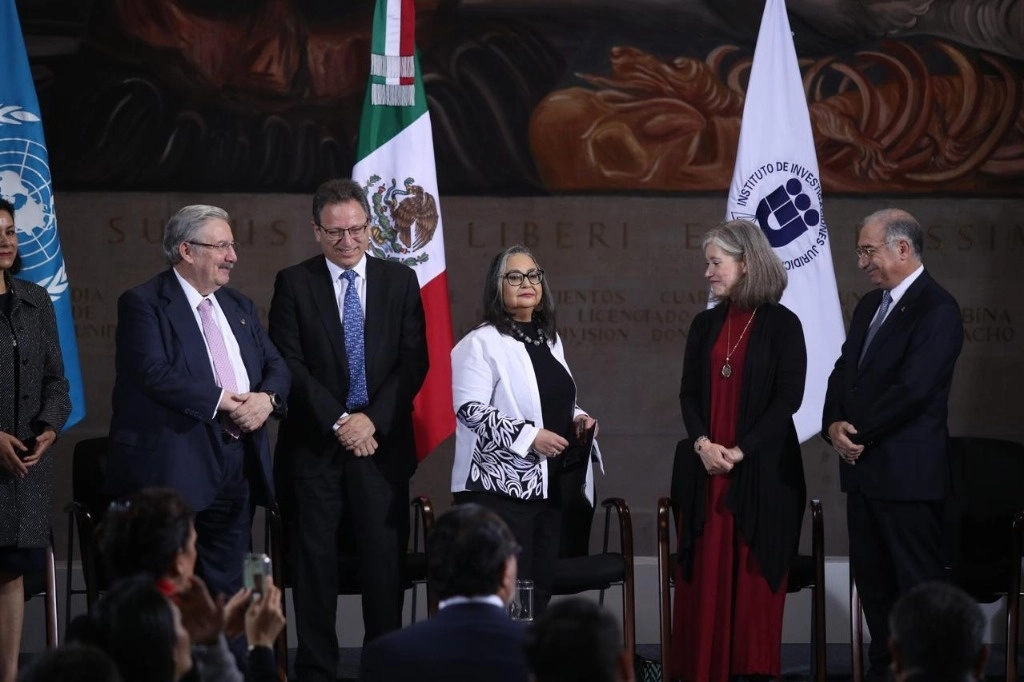 La ministra presidenta de la SCJN, Norma Piña, inaugura el Encuentro Internacional sobre Independencia Judicial: Reflexiones desde la Judicatura, acompañada por Jesús Peña Palacios, representante de la ONU-DH, y Mónica González Contró, directora del Instituto de Investigaciones Jurídicas de la UNAM, en el área de Murales de la corte, en la Ciudad de México, el 12 de agosto de 2024. Foto María Luisa Severiano