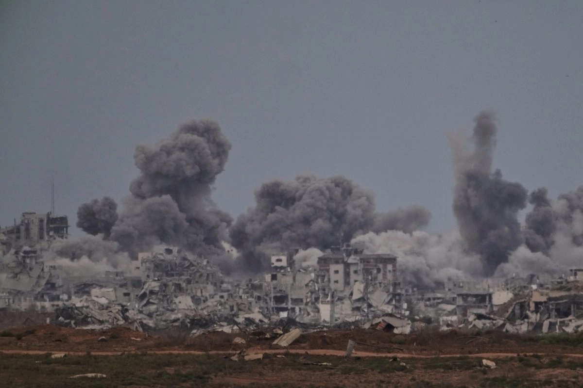 La Defensa Civil de Gaza reportó el jueves varios bombardeos israelíes sobre ese territorio palestino, después del anuncio de un pacto entre Israel y Hamas para un alto el fuego. Foto