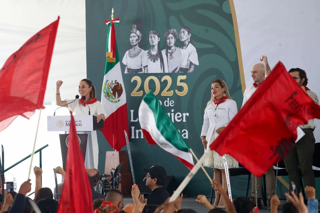 Portando el paliacate rojo al cuello que identifica a los luchadores de Atenco, la presidenta le brindó un reconocimiento “y a todos los que perdieron la vida en aquel 3 de mayo”.
