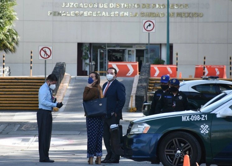 El equipo legal que defiende a Juan Collado llega a los juzgados del Reclusorio Norte, para la audiencia de este domingo. Foto Cuartoscuro