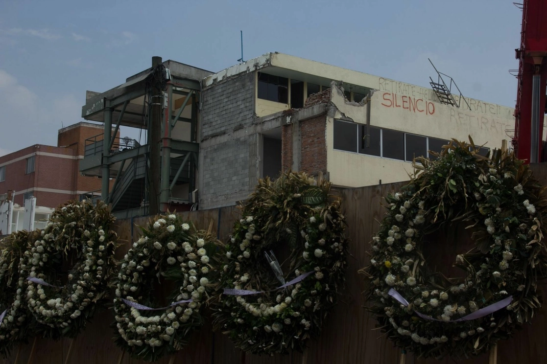 El Colegio Enrique Rébsamen, ubicado en la alcaldía Tlalpan, colapsó tras el sismo del 19 de septiembre de 2017 y provocó la muerte a 26 personas, 19 de ellas menores. En la imagen se observan trabajos de demolición del edificio el 25 se septiembre de 2018. Foto Cuartoscuro
