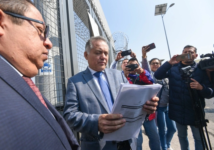 El abogado José Gabriel Martín Hernández Rodríguez, defensa de Héctor Luis 'El Güero' Palma llegó a las 9:30 horas de la mañana al Centro Federal de Readaptación Social núm. 1 “El Altiplano”, en espera de que se cumpla la libertad de su defendido, el 10 de mayo de 2023. Foto Cuartoscuro 