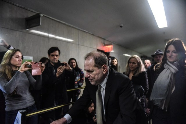 El ex productor de cine, Harvey Weintein sale del tribunal penal de Nueva York. Foto Afp