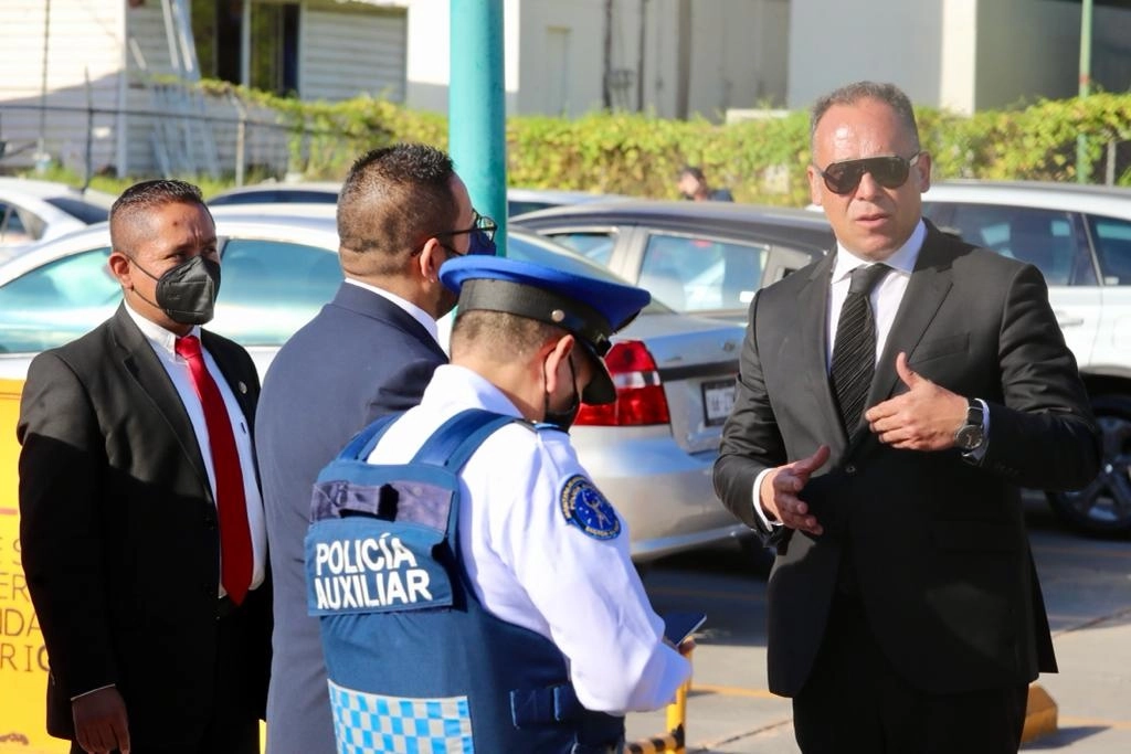 El abogado de Emilio Lozoya, Miguel Ontiveros, sale del Centro de Justicia Penal Federal con sede en el Reclusorio Norte, donde el pasado 3 de noviembre se llevó a cabo la audiencia de su cliente, en la Ciudad de México. Foto Roberto García Ortiz