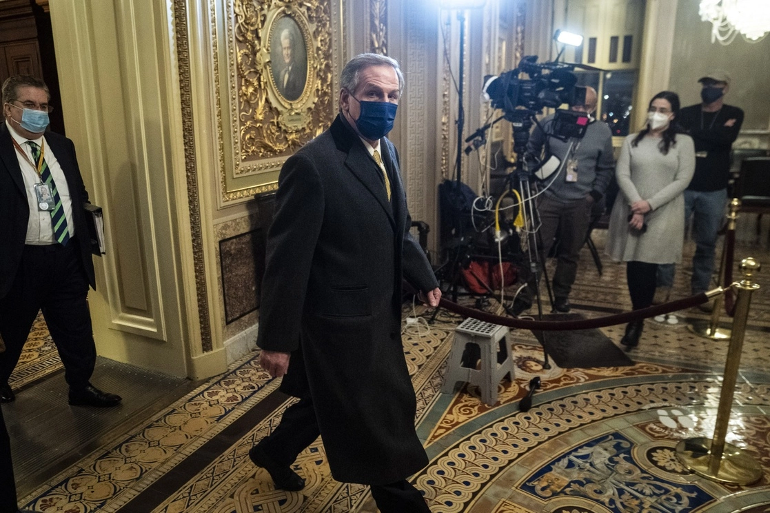 Michael van der Veen abogado del equipo de defensa de Donald Trump, al llegar al Senado. Foto Ap