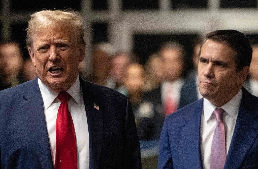 El ex presidente de EU, Donald Trump y su ex abogado, Todd Blanche, en el Tribunal Penal de Manahattan, en la Ciudad de Nueva York. Foto Afp