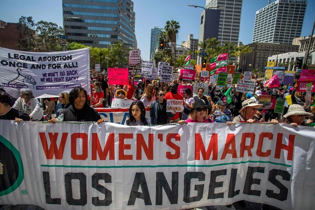 "Los jueces no son médicos", corearon cientos de personas que ayer volvieron a 'tomar' las calles de Los Ángeles (imagen), Nueva York y Washington en defensa del derecho a la interrupción del embarazo, en medio de una compleja batalla legal en todo el país por el acceso a la píldora abortiva. En una de las protestas de la ciudad angelina participó la vicepresidenta Kamala Harris, quien instó a las manifestantes a "ponerse de pie y luchar por sus ideales, tras los recientes fallos judiciales que han dividido a la nación". Foto Afp



