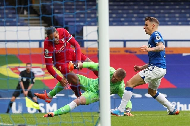 Momento del choque con el portero Jordan Pickford, en donde el jugador Virgil Van Dijk se lesionó los ligamentos de la rodilla derecha. Foto Afp