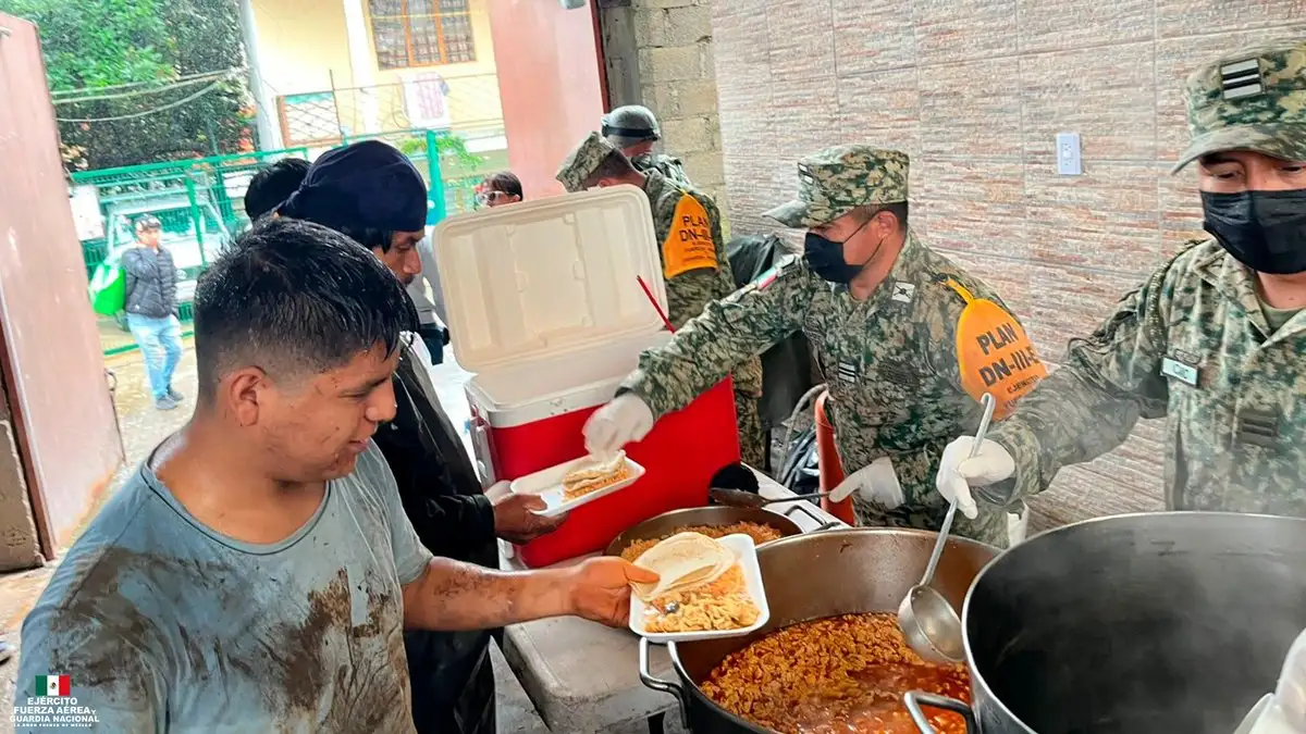 El Ejército, Fuerza Aérea y Guardia Nacional aplican el Plan DN-III-E en diferentes entidades de la República, sumando esfuerzos con las autoridades de los tres órdenes de gobierno, para apoyar a las familias afectadas con motivo de las intensas lluvias que se han registrado. Foto