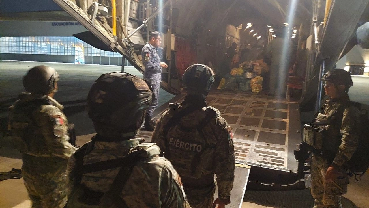 Los soldados arribaron al Aeropuerto Internacional “General Leobardo C. Ruiz” de la capital zacatecana en un avión C-130 Hércules de transporte pesado de la Fuerza Aérea Mexicana. Foto  