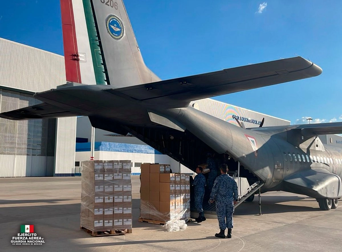 Dos aeronaves de la Secretaría de la Defensa fueron enviados a Poza Rica Veracruz con 500 despensas y mil 500 litros de agua para los afectados por las lluvias. Foto 